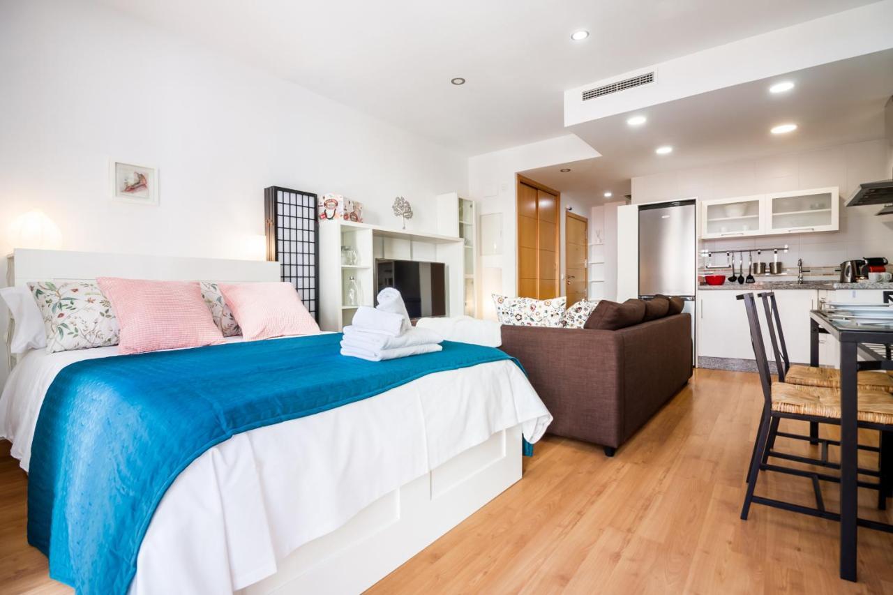 Sea & Wave Adela Boutique Apartment Malaga Bagian luar foto