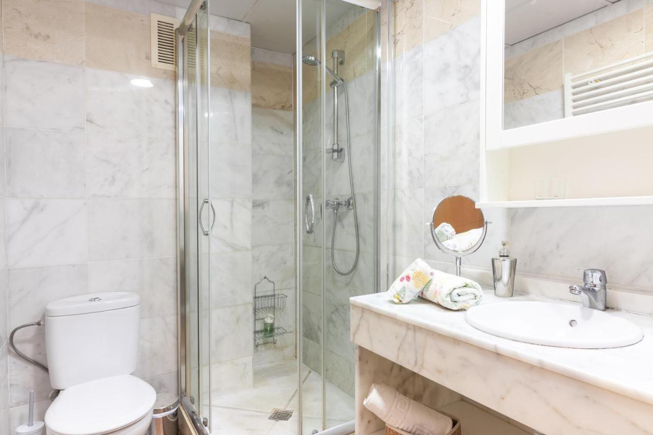 Sea & Wave Adela Boutique Apartment Malaga Bagian luar foto